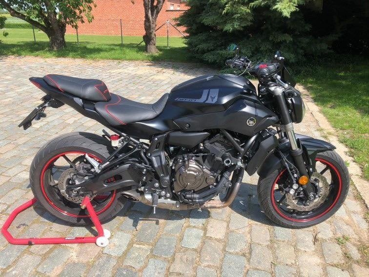 Yamaha MT07 met Akrapovic full titanium, Motoren, 2 cilinders, Occasion, ABS, Motorrijbewijs A