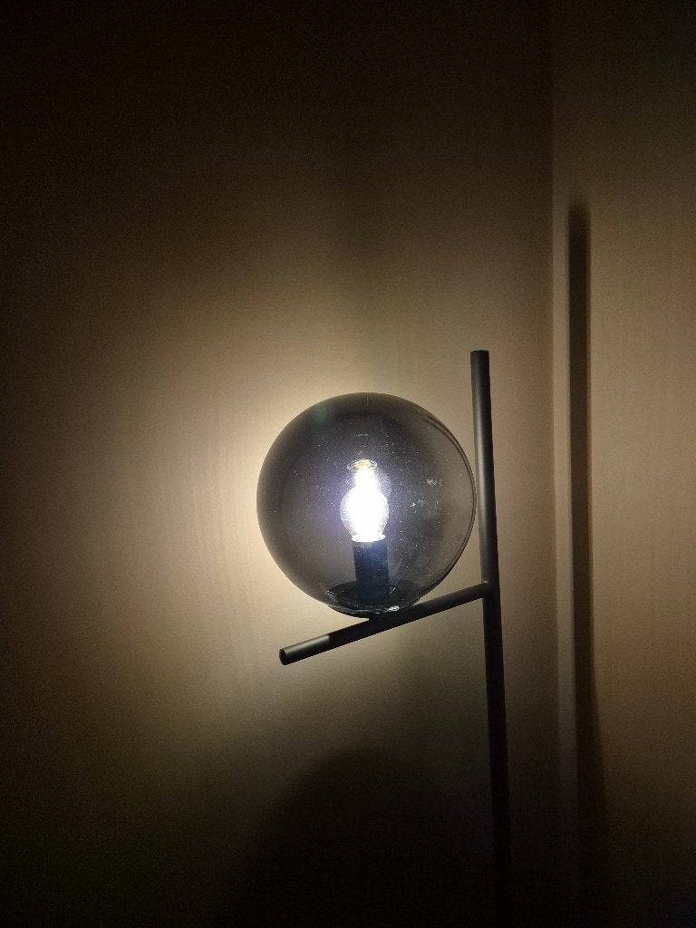 Design vloerlamp met glazen bol en zwart metalen frame, Ophalen, Zo goed als nieuw
