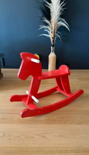 Speelgoed: rood houten paard, Ophalen