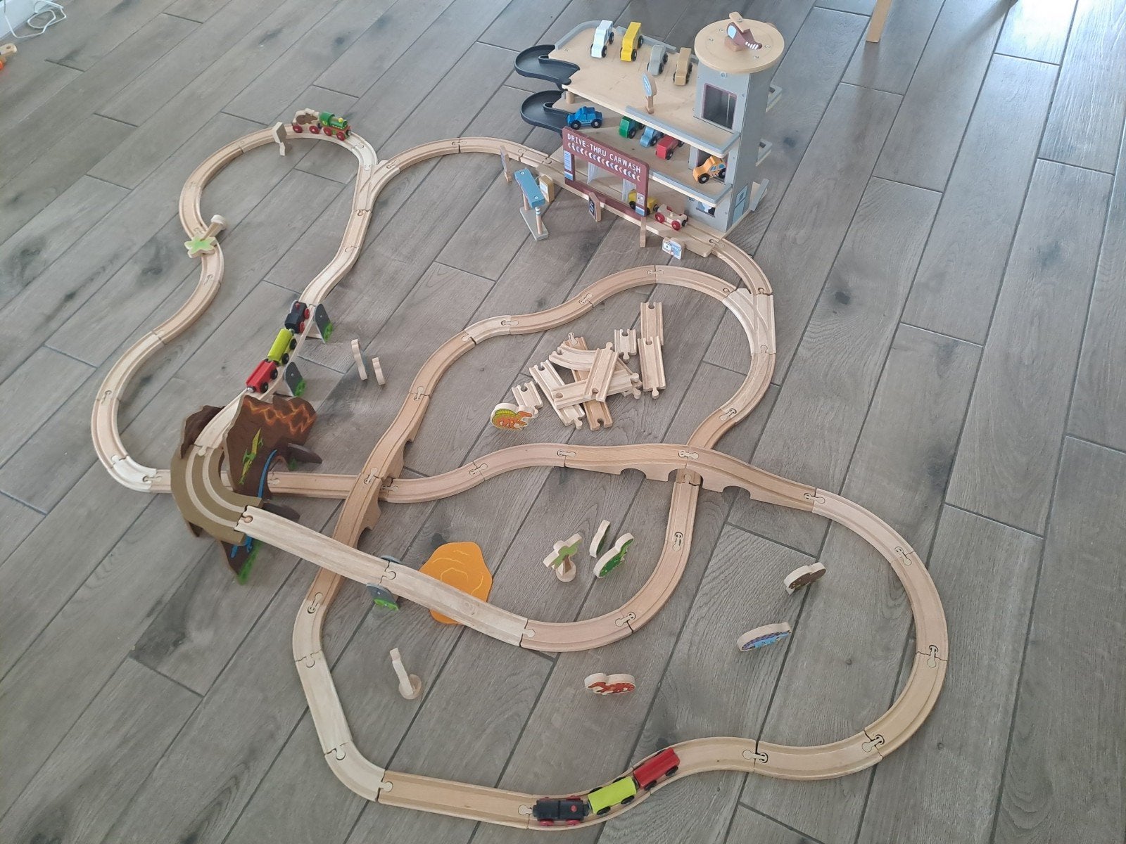 Leuke houten sporenset met treinen en garage, Ophalen of Verzenden, Gebruikt