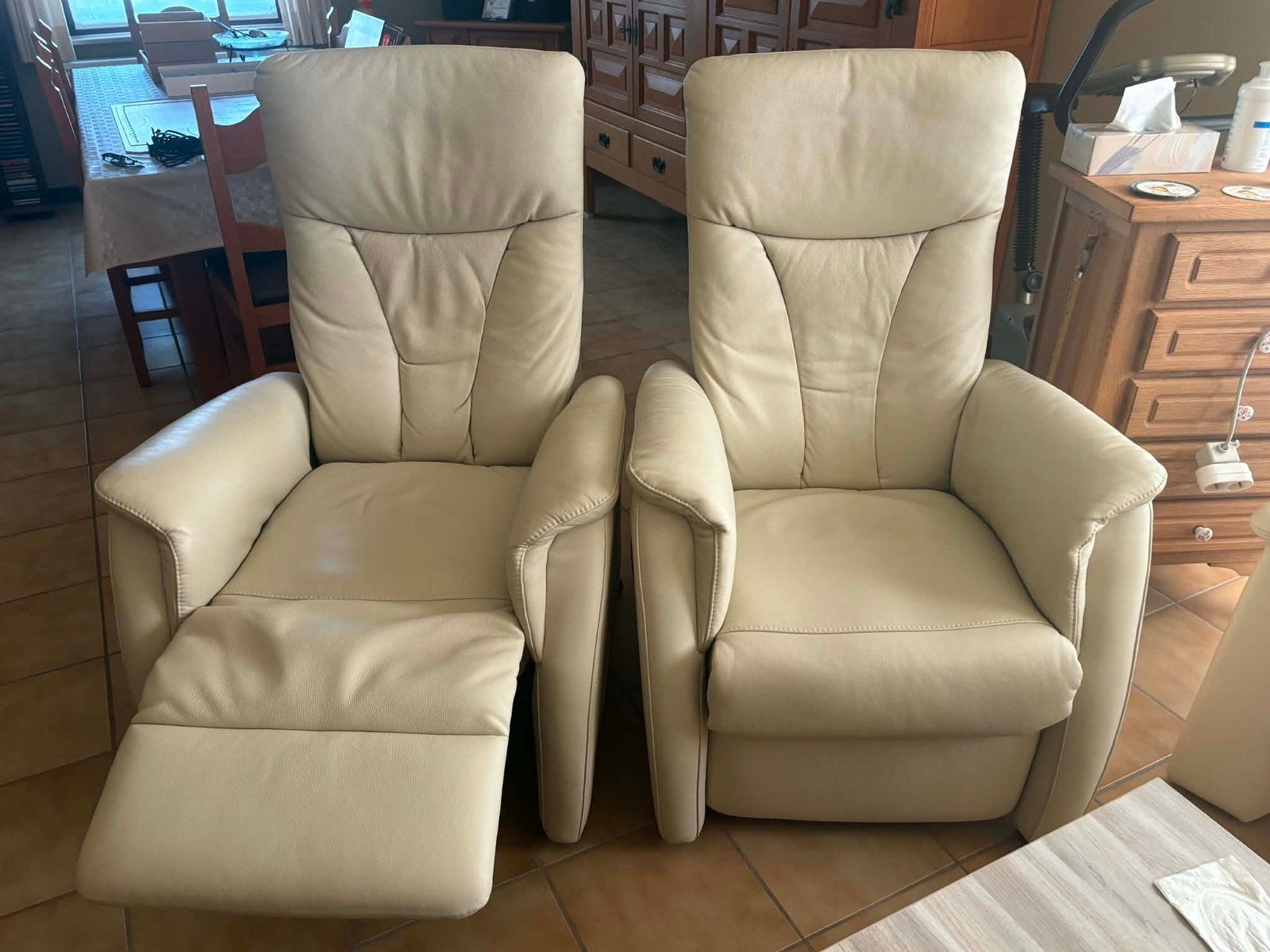 2 volledige elektrische leren zetels (met afstandsbediening), Huis en Inrichting, Fauteuils, Ophalen, 100 tot 125 cm, Leer, Zo goed als nieuw