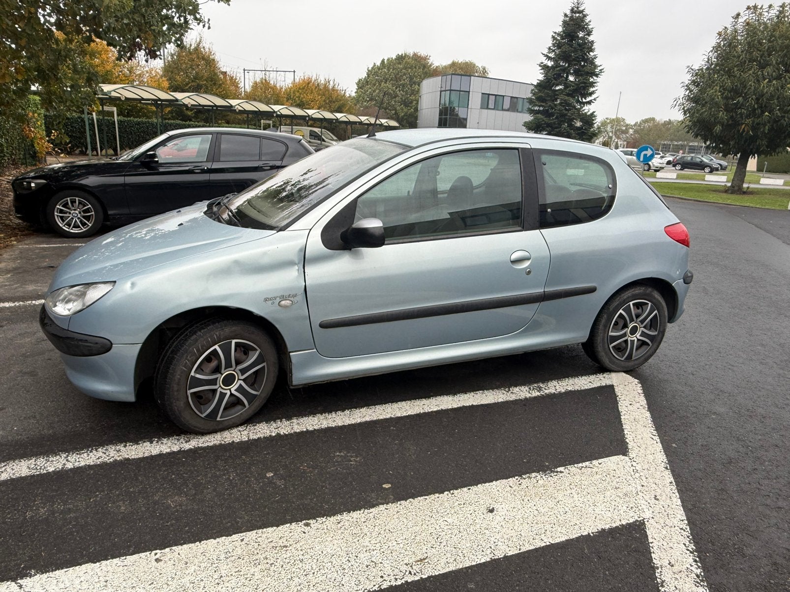 peugeot 206, Zwart, 4 cilinders, https://public.car-pass.be/vhr/a6c8400c-72d6-481f-bd41-dc4f65b7285d, Zilver of Grijs