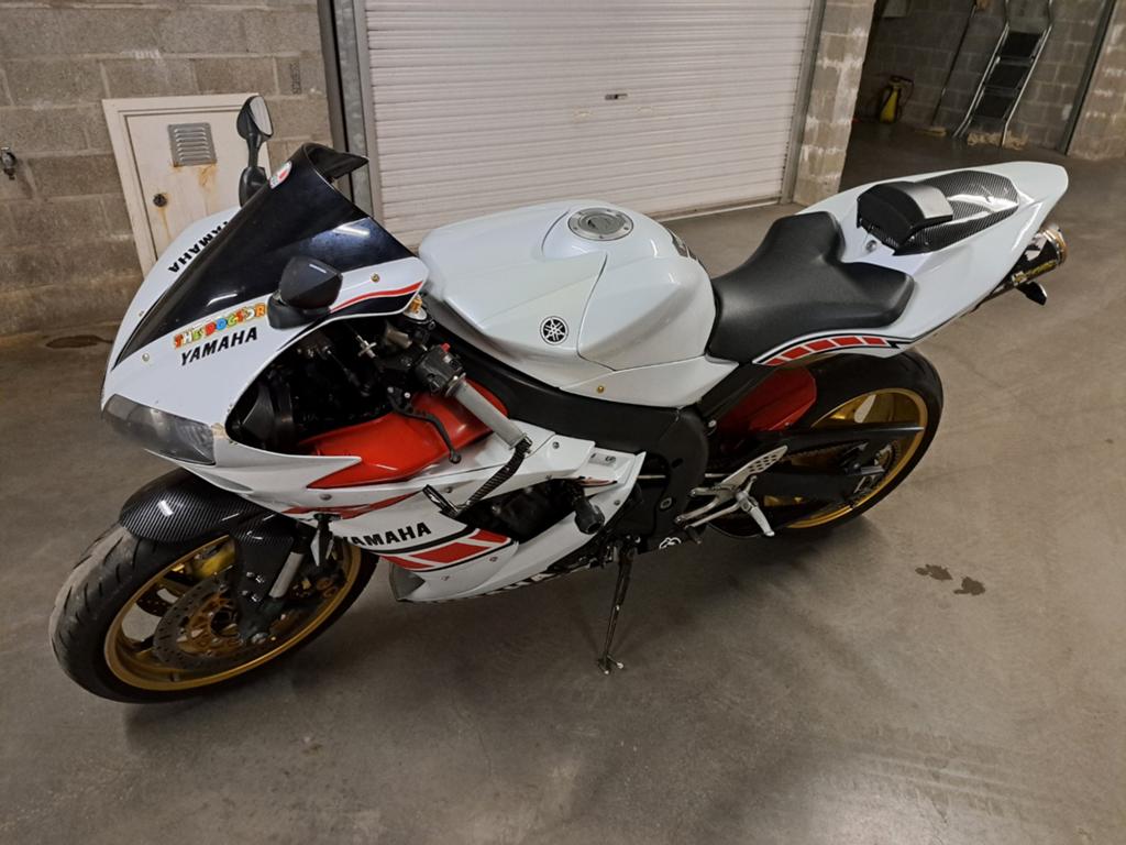 Yamaha r1, Enlèvement
