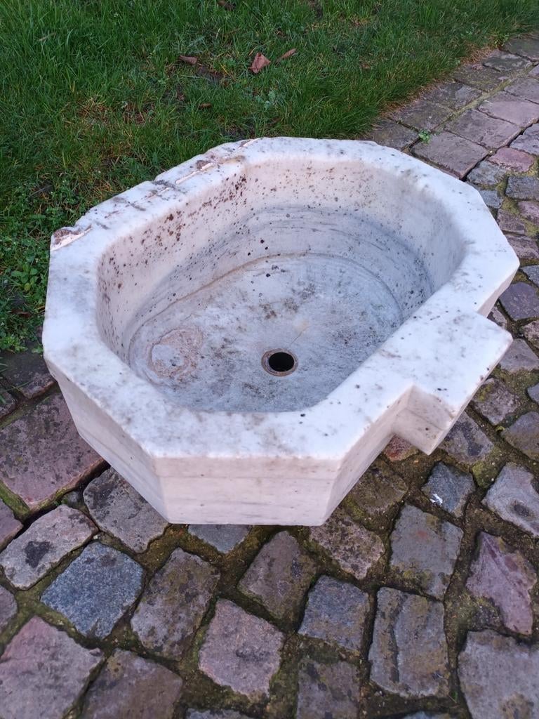 Prachtige marmeren doopvont, Ophalen