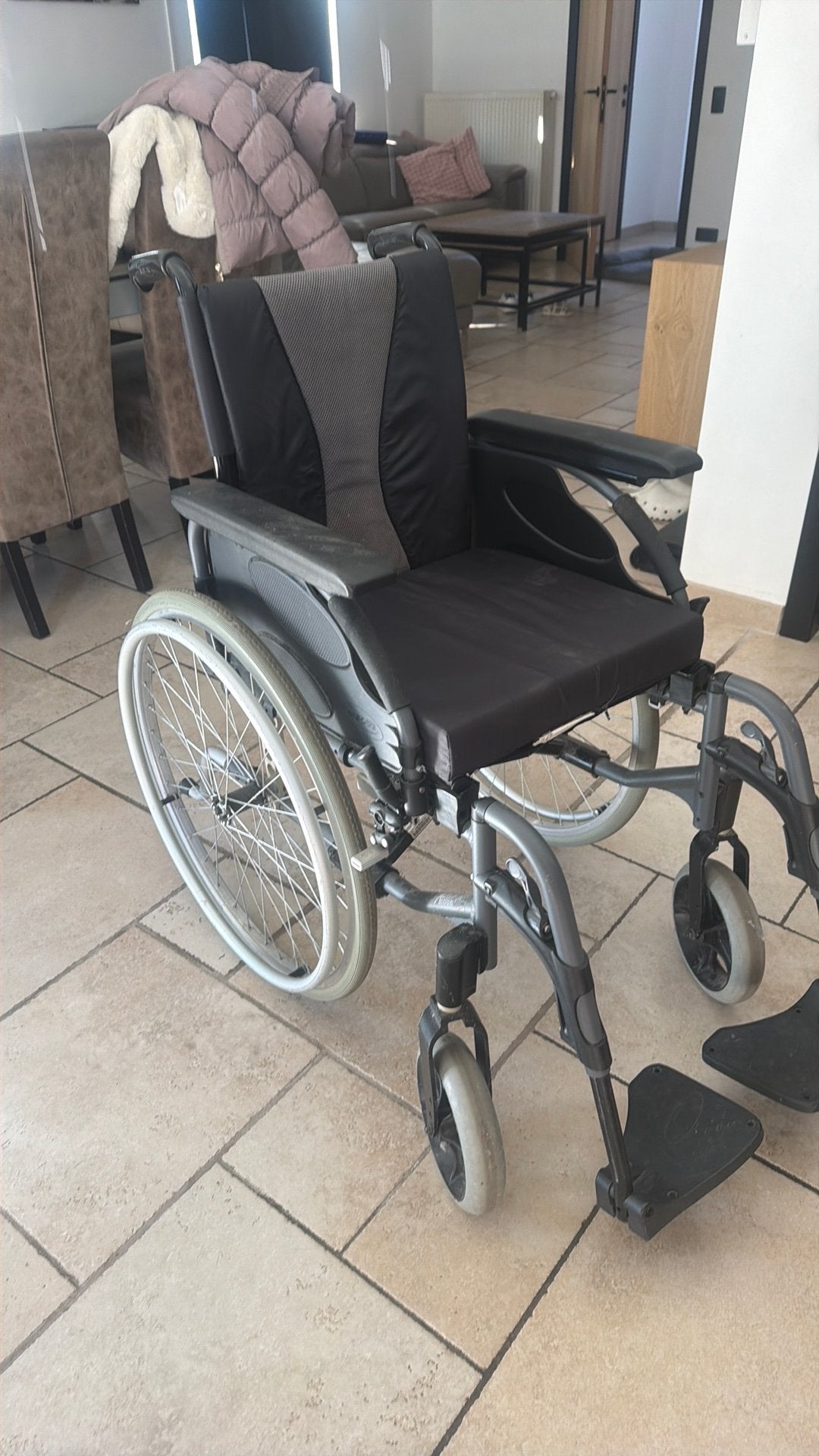 Rolstoel iets smaller dan een normale met comfort zitkussen, Divers, Chaises roulantes, Enlèvement, Comme neuf
