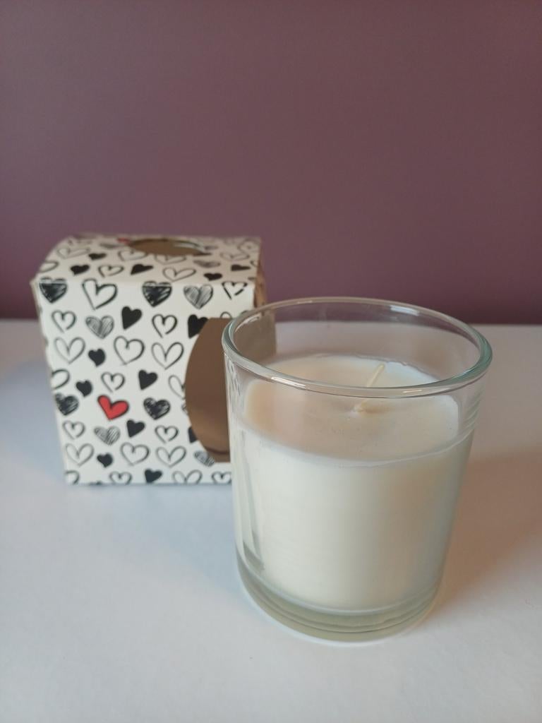 Geurkaars in glas met decoratieve hartjes verpakking, Overige materialen, Wit, Nieuw, Ophalen of Verzenden