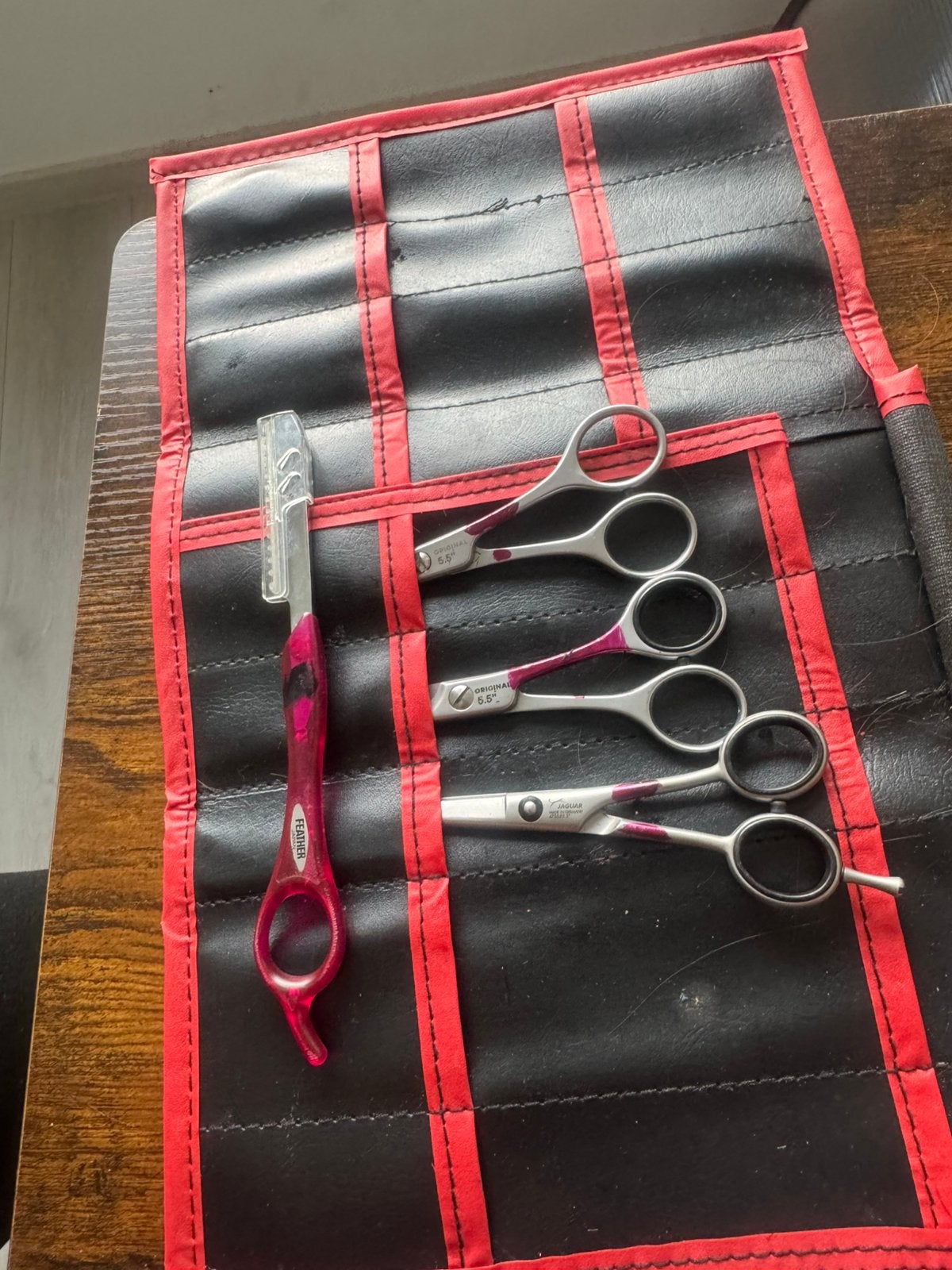 Professionele kappersscharenset + Feather scheermes + kammen, Ophalen, Zo goed als nieuw