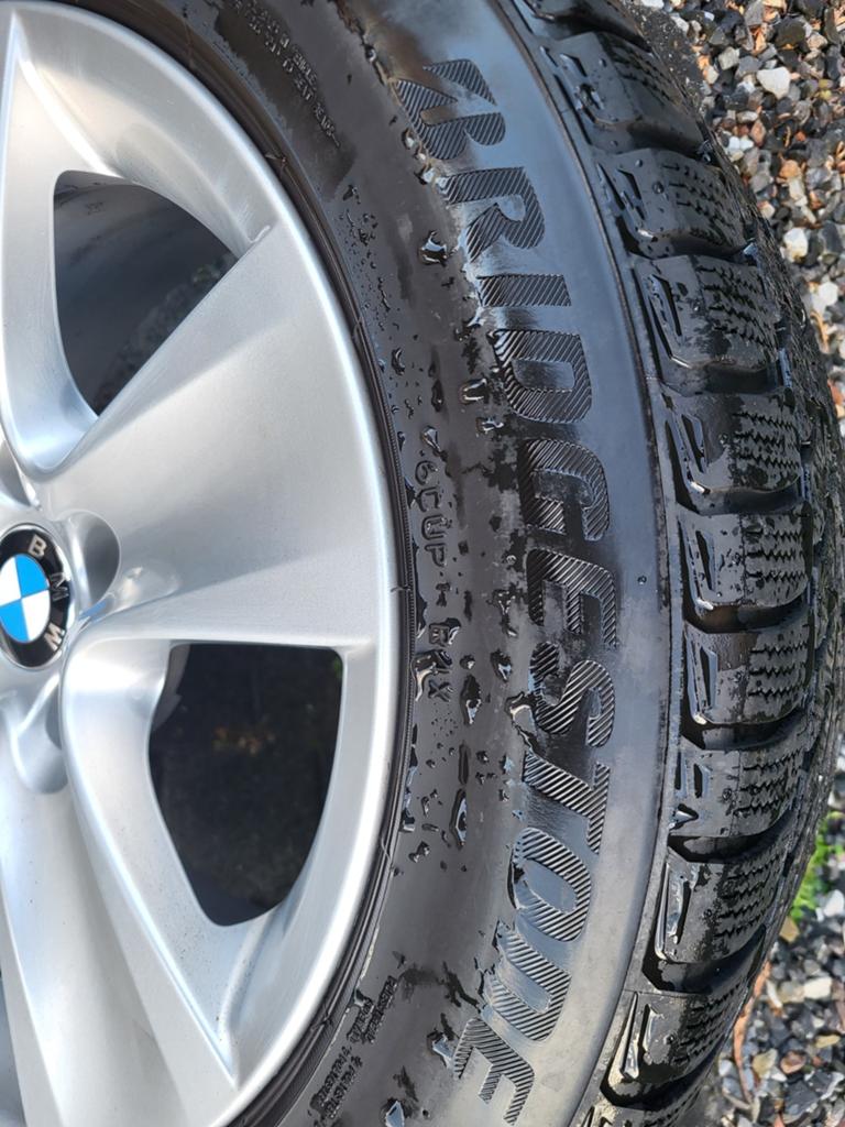 4 Pneus hiver et jantes bmw 520 D Bridgestone 225/55 R17, Enlèvement, Pneus hiver, Pneu(s)