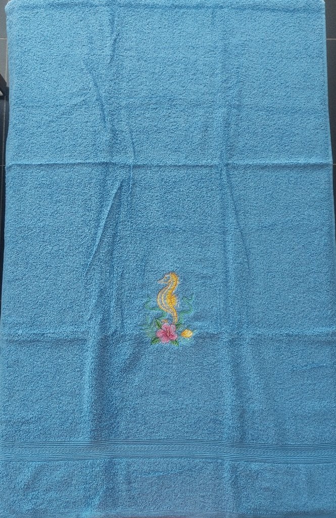 Helderblauw badlaken geborduurd met een zeepaardje., Huis en Inrichting, Badkamer | Badtextiel en Accessoires, Blauw, Overige merken