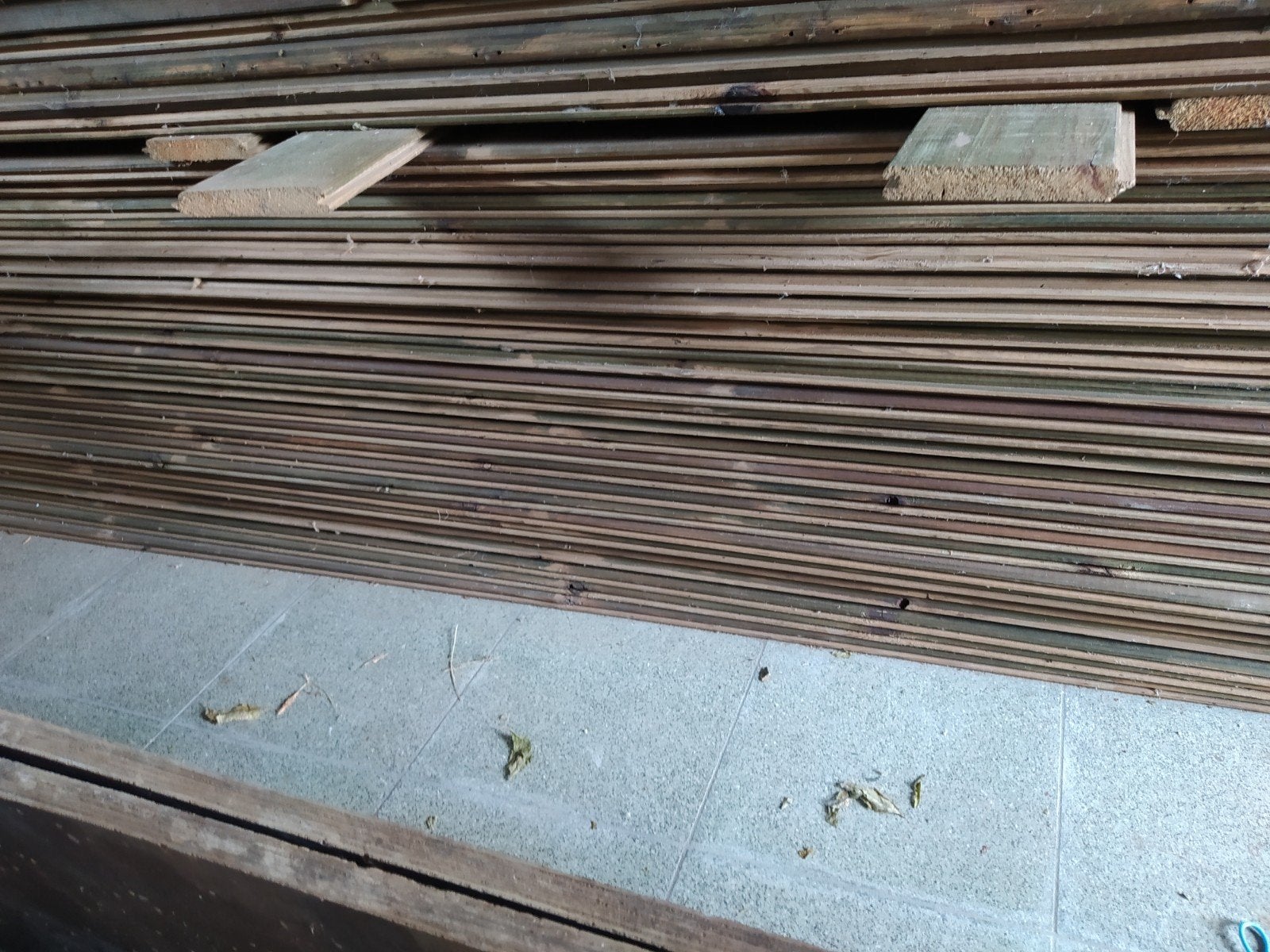 beaucoup d'étagères, Planche, 200 à 250 cm, Utilisé, Épicéa