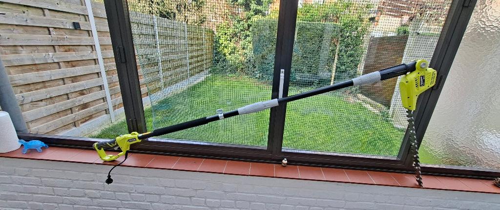 Gebruikt 2x   RYOBI 450W elektrische heggenschaar, Ophalen, Zo goed als nieuw, Elektrisch, Ryobi