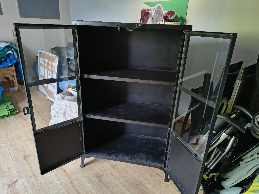 Industriële zwart metalen vitrinekast, Huis en Inrichting, Kasten | Vitrinekasten, Ophalen, 100 tot 150 cm, 50 tot 100 cm, Metaal