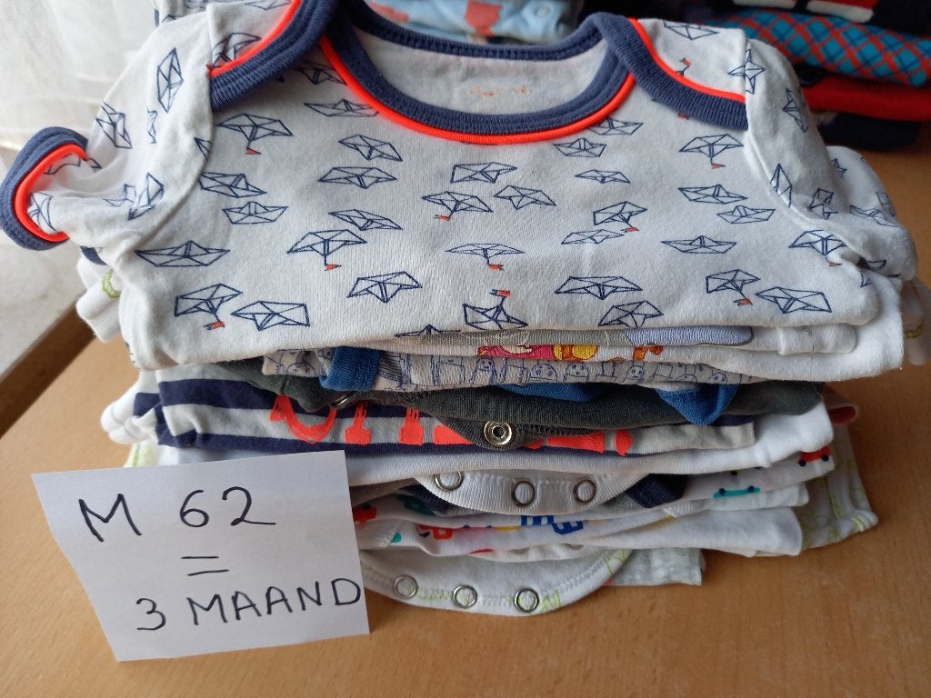 Ensemble de body à manches courtes, taille 62 parfait état, Garçon ou Fille, Enlèvement ou Envoi, Comme neuf, Vêtements de nuit ou Sous-vêtements