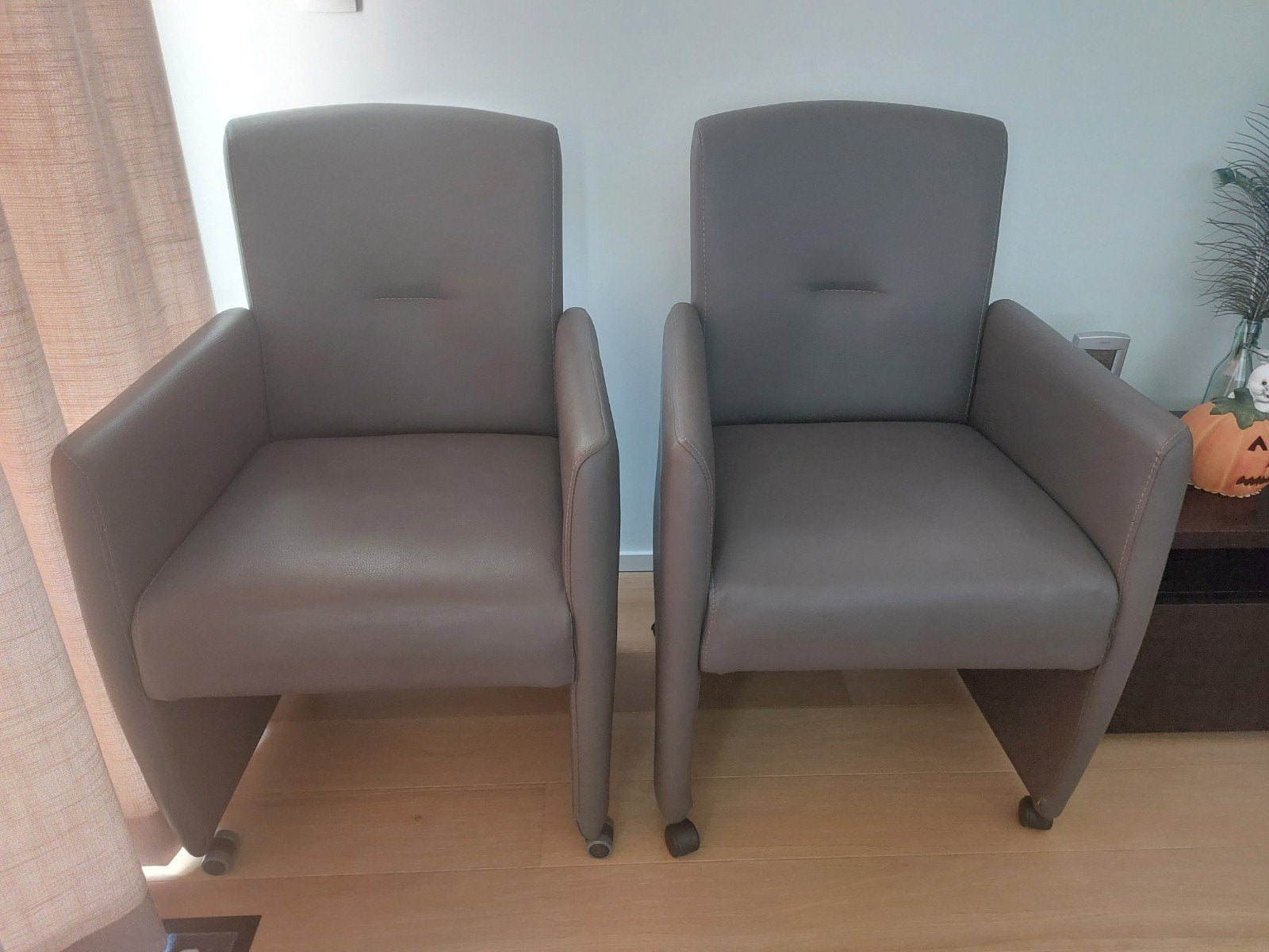2 identieke kuipzeteltjes op wielen, Ophalen