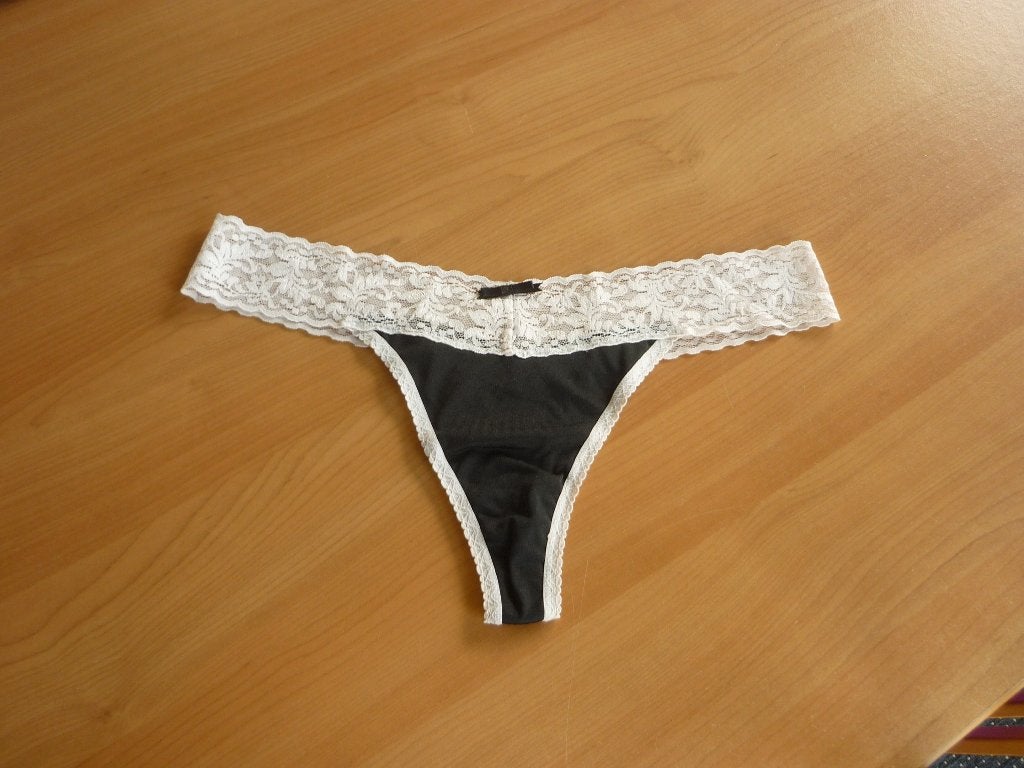 Wit kanten string met zwart satijn van Hunkemöller Maat L, Enlèvement ou Envoi, Blanc, String