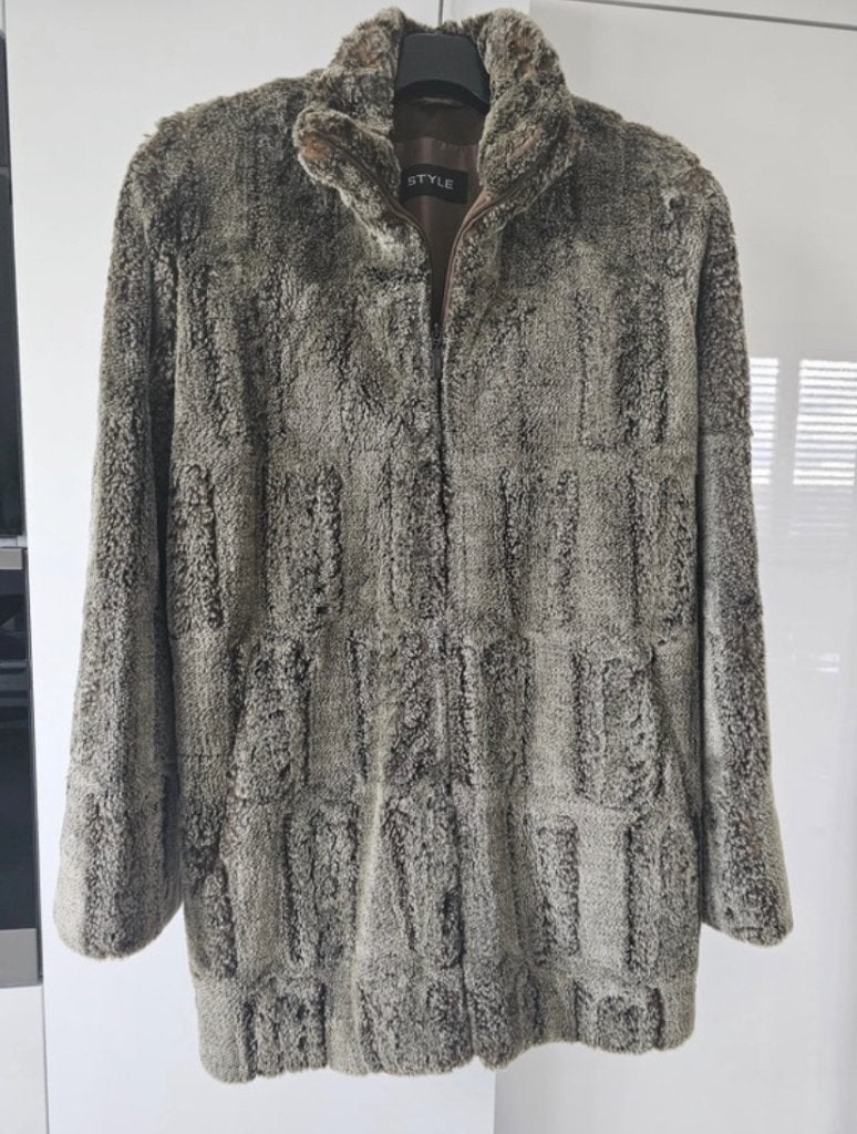Leuke jas in faux fur, Kleding | Dames, ANDERE, Maat 42/44 (L), Ophalen of Verzenden, Zo goed als nieuw