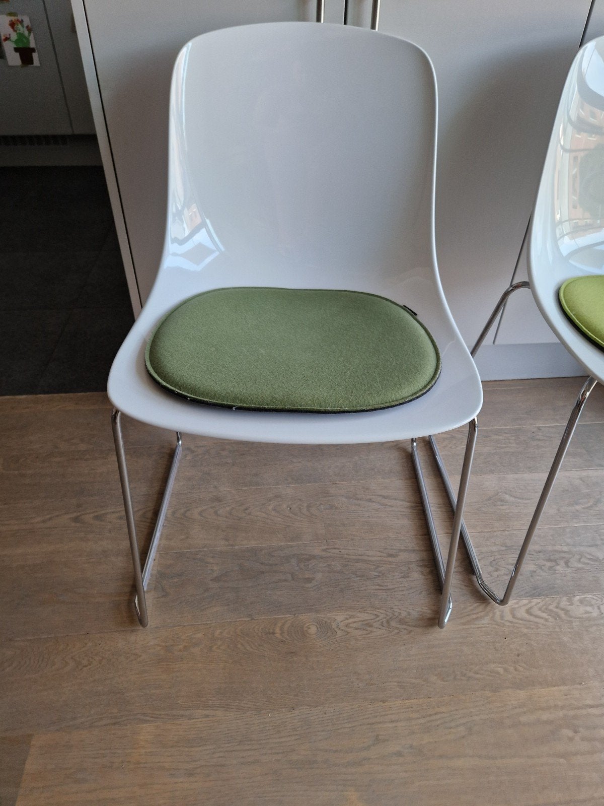 2 witte stoelen van Infiniti, Pure Loop, door C Breinholt, Huis en Inrichting, Stoelen, Ophalen, Twee, Hedendaags, Modern, Wit