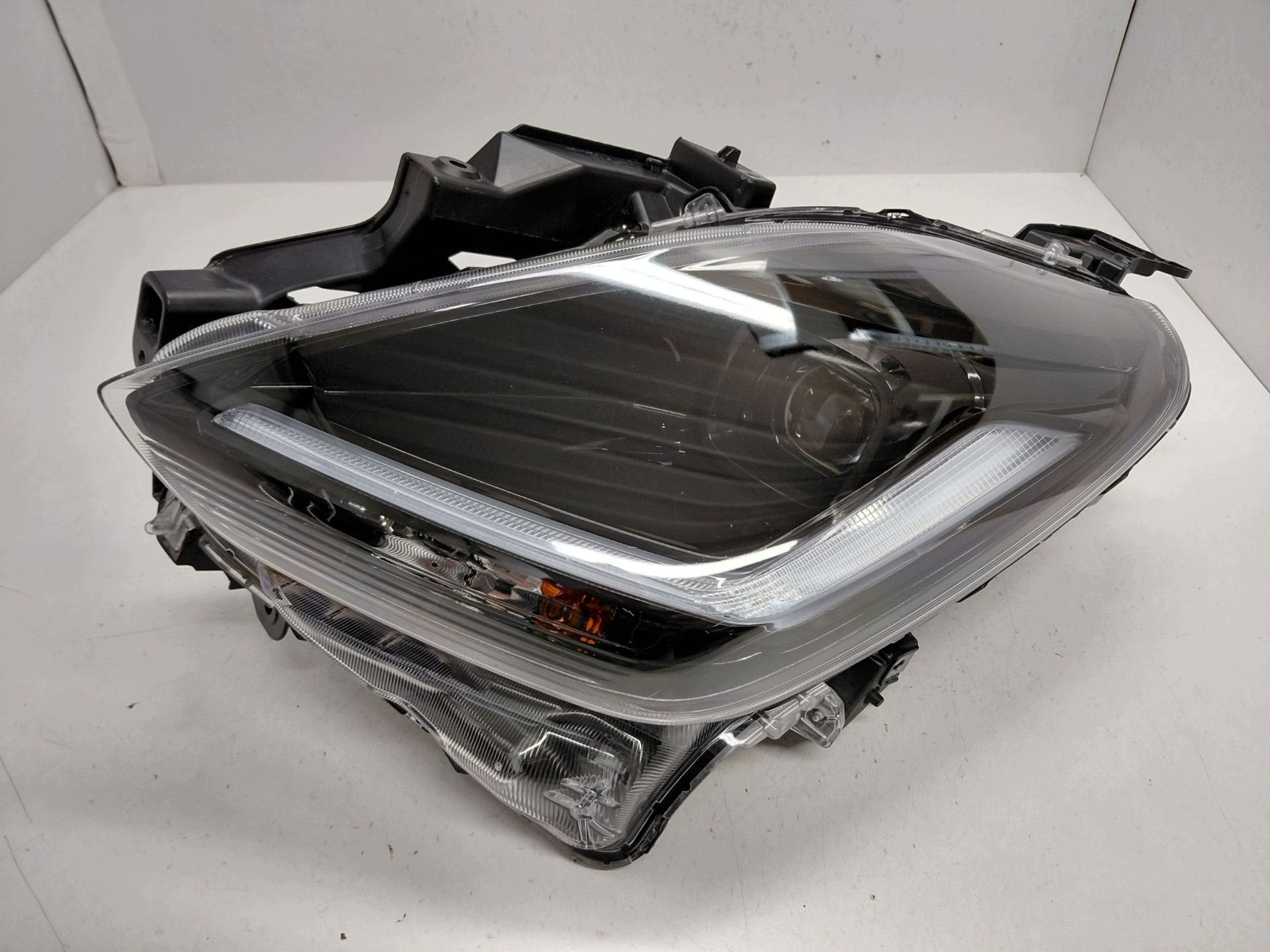 Phare gauche Stanley pour Suzuki Swift MK9, Info@suzuki.co.jp, Takatsuka-cho, Chuo-ku 300
432-8611  Hamamatsu, Suzuki Motor Corporation