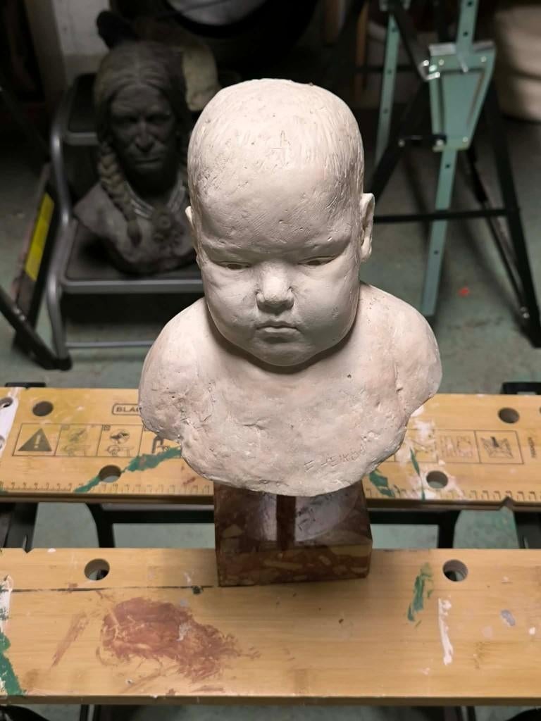 baby'tje in gips op marmeren voetstuk (Frans Heirbaut), Antiquités & Art, Art | Sculptures & Bois, Enlèvement