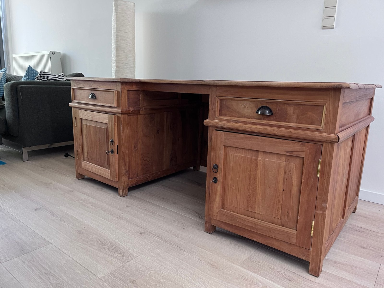 Groot teakhouten bureau, Maison & Meubles, Armoires | Dressoirs, Utilisé, 150 à 200 cm, 75 cm ou plus, Avec tiroir(s), Avec porte(s)