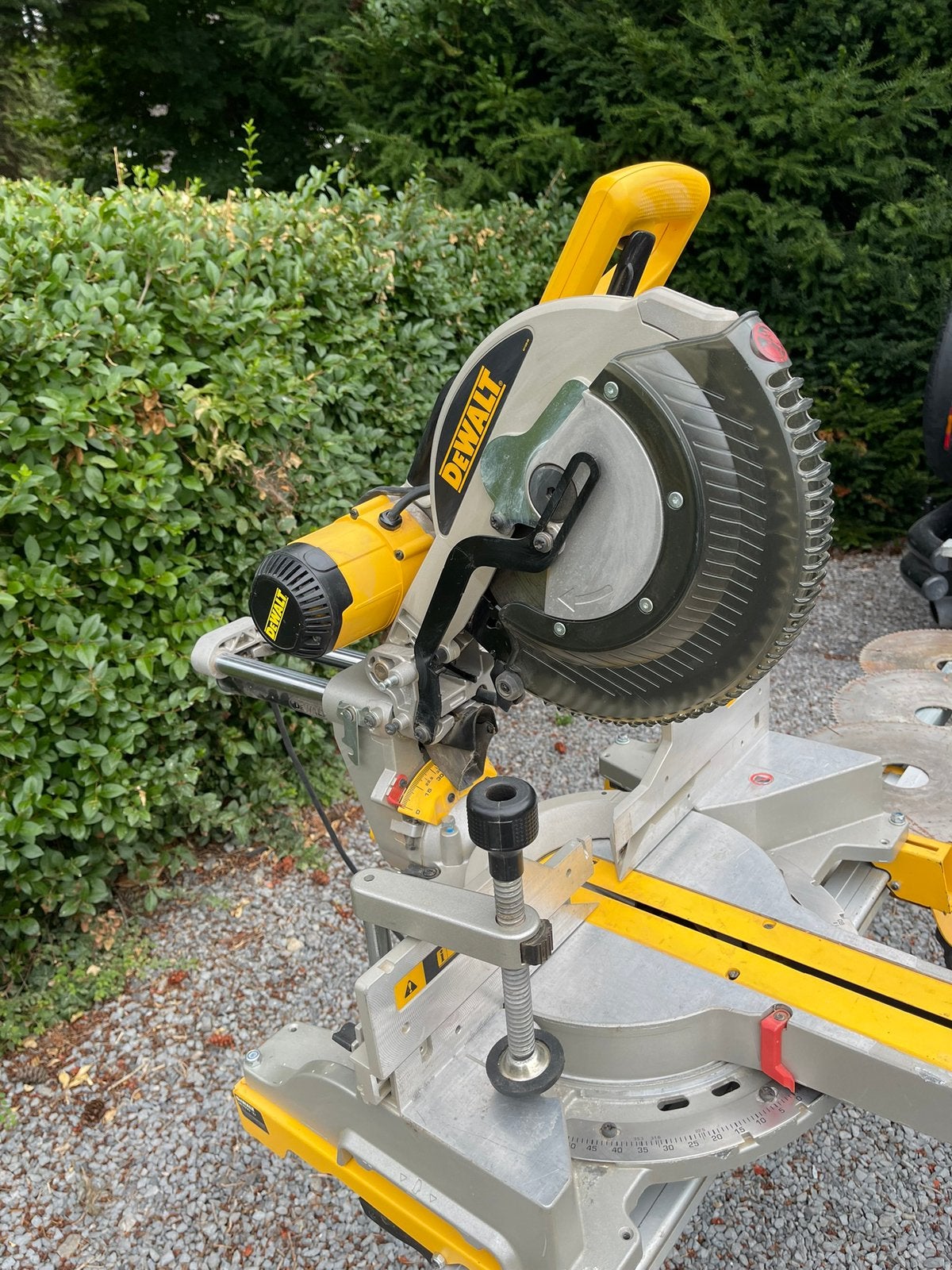 Dewalt Afkortzaag DWS 780 met onderstel, Doe-het-zelf en Bouw, Gereedschap | Zaagmachines, Ophalen, Zo goed als nieuw