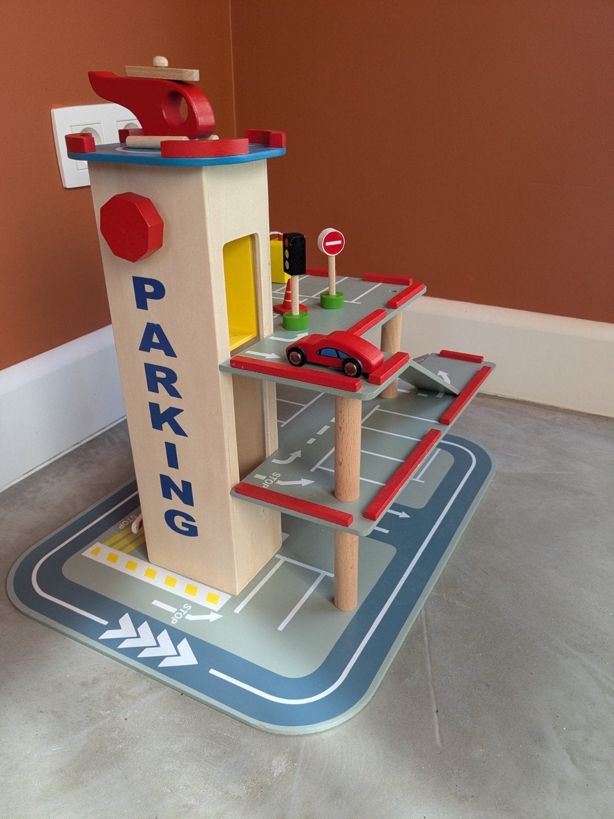Houten parkeergarage, Ophalen