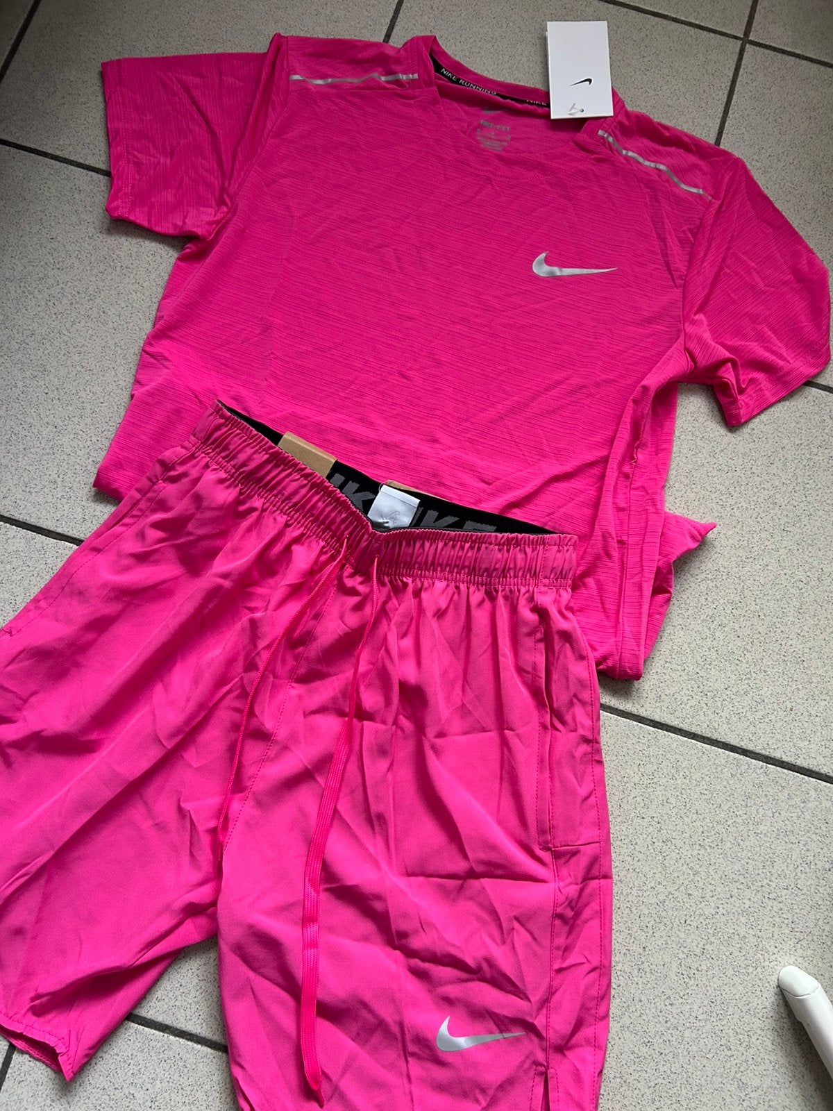 Nike training set pink size Medium ( men and women, Vêtements | Hommes, Rose, Général, Comme neuf, Taille 48/50 (M)