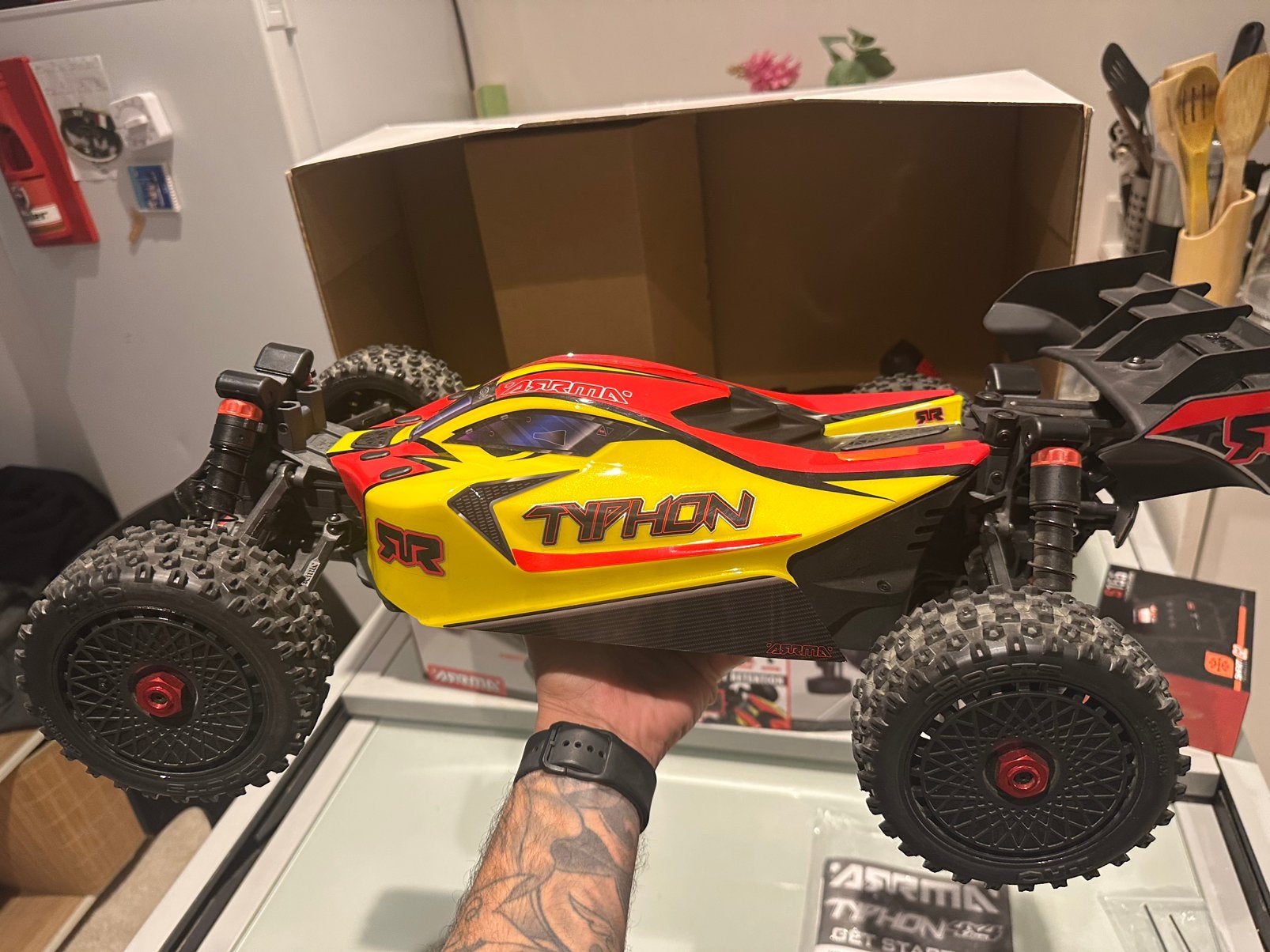 Arrma typhon grom 665 2S, Échelle 1:8, Voiture off road, Comme neuf, Enlèvement