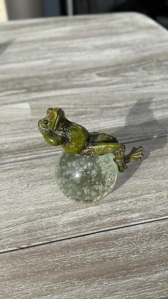 Beeldje van een zonnende kikker op glazen bol, Verzamelen, Ophalen of Verzenden, Gebruikt