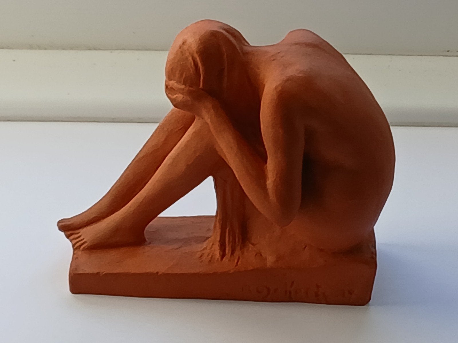 Sculpture en Terre Cuite "Pleureuse" Maurice De Korte, Antiquités & Art, Enlèvement ou Envoi