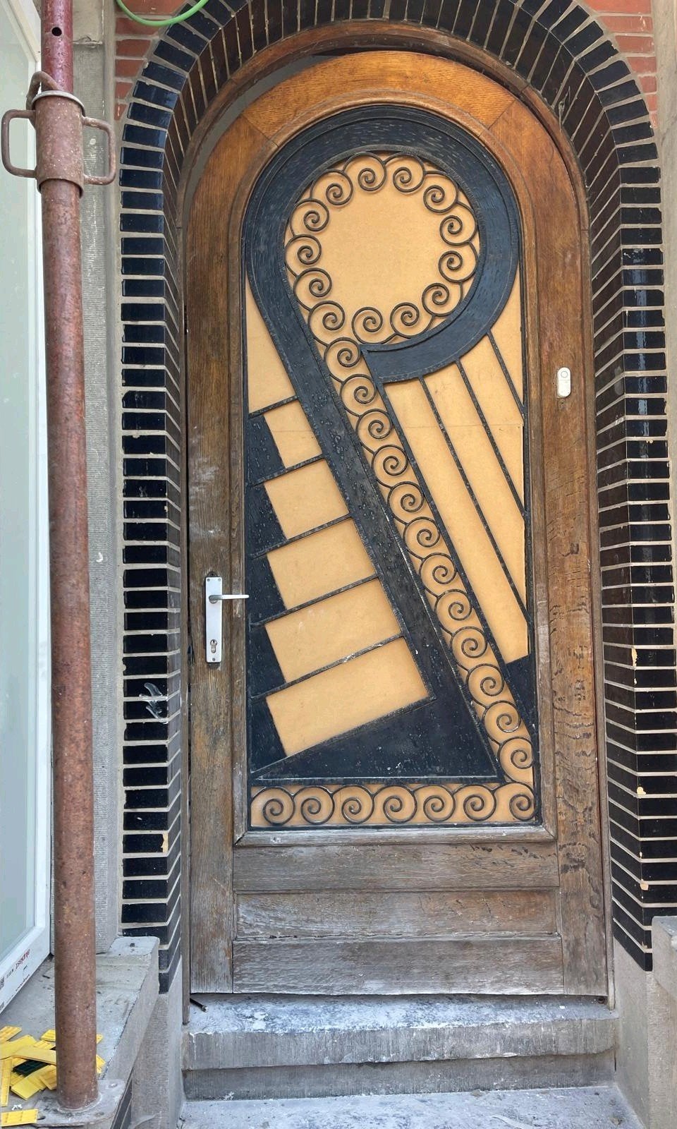 A vendre porte en bois art déco avec décor avec ferronnerie, Enlèvement