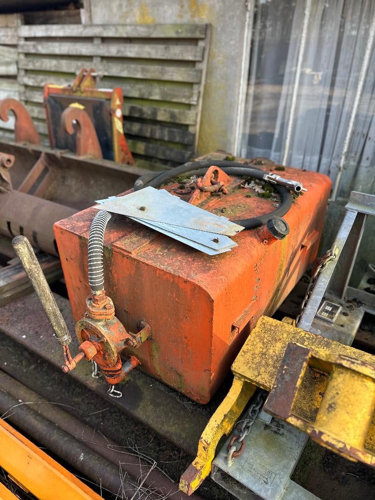 mobiele brandstoftank met handpomp, Ophalen