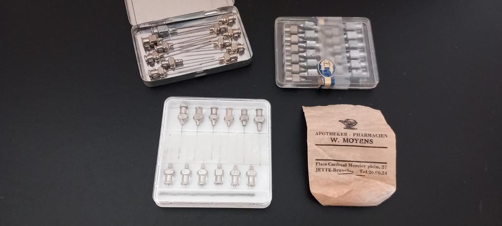 Oude medische naalden + zakje, Ophalen of Verzenden