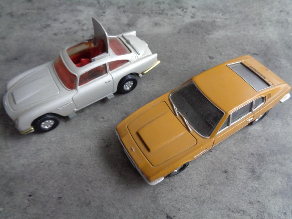 CORGI TOYS ASTON MARTIN 007 JAMES BOND 2X miniatuur auto s, Ophalen of Verzenden, Auto, Corgi