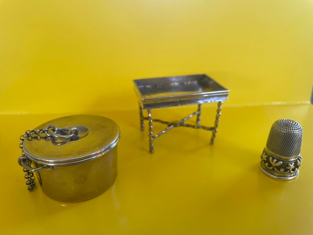 2 massief zilveren miniatuurspeeltjes + zilveren vingerhoed, Envoi, Argent