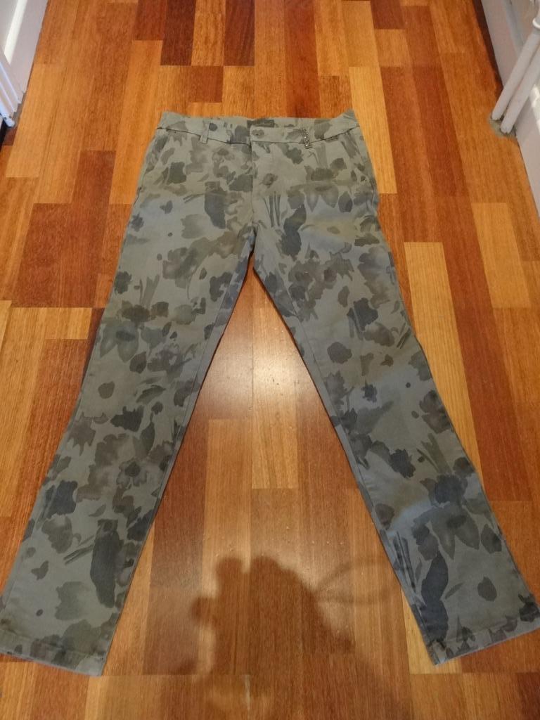 Pantalon kaki motifs fleurs feuilles camouflage. Taille S, Enlèvement ou Envoi, Seconde main, Pantalon | textile, Amélie Amélie