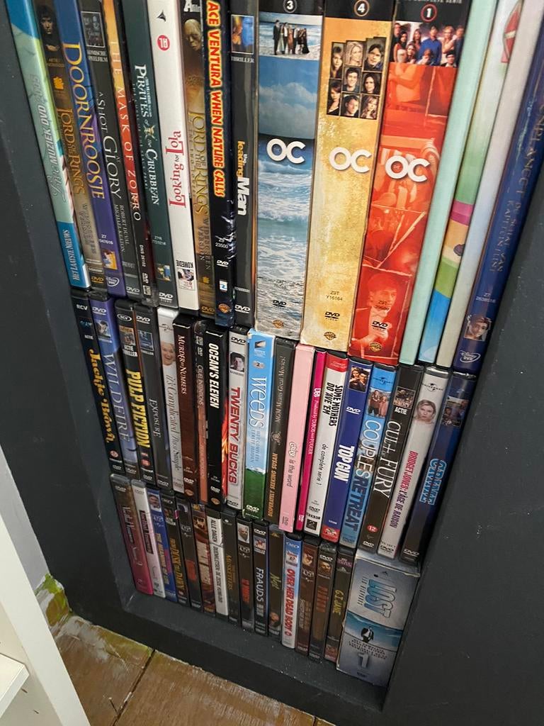 Pakket dvd’s met oa boxen van Lost, Weeds, the O.C., Tous les âges, Enlèvement ou Envoi, Comme neuf