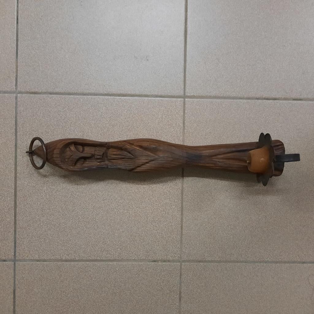 Oude houten kandelaar, Enlèvement