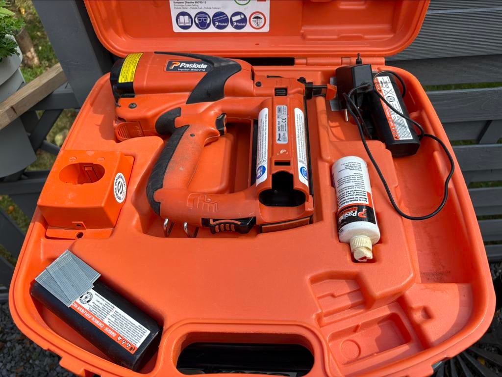 Nagelmachine 16/50 mm , in nieuwstaat .incl nagels zie fotos, Doe-het-zelf en Bouw, Gereedschap | Handgereedschap, Ophalen, Zo goed als nieuw