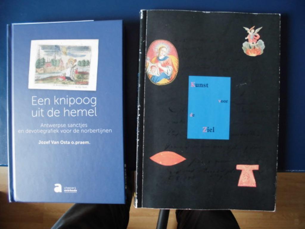 2 boeken over devotieprentjes, Verzamelen, Bidprentjes en Rouwkaarten, Ophalen of Verzenden, Bidprentje