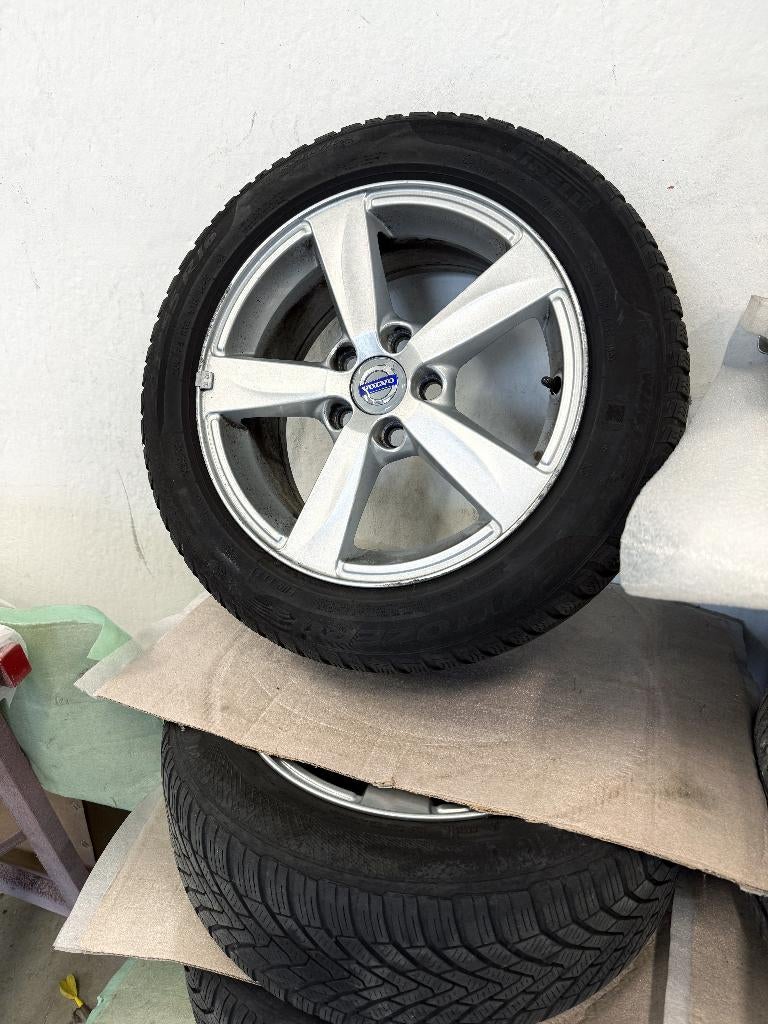 4 winterbanden met velgen voor Volvo – uitstekende staat, Pneus hiver, 16 pouces, Véhicule de tourisme, 205 mm