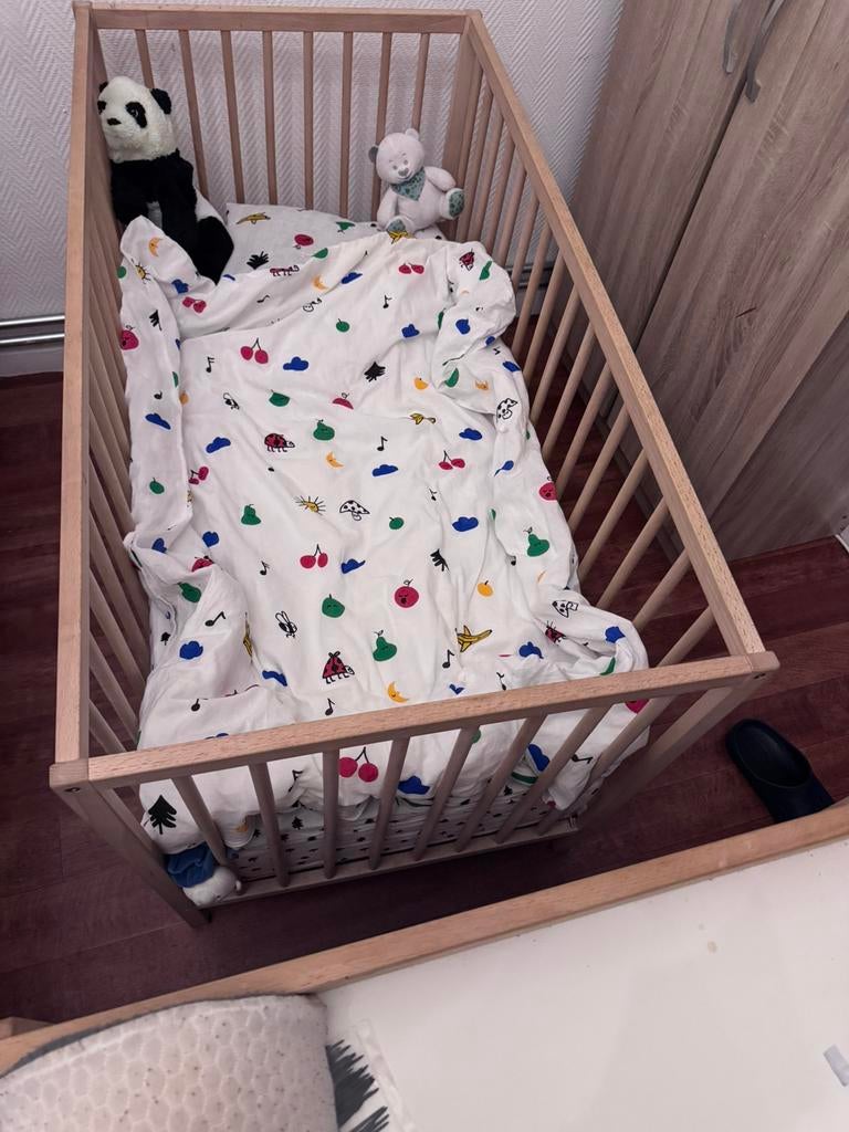 Babybedje + luiertafel, Kinderen en Baby's, Kinderkamer | Complete kinderkamers, Ophalen of Verzenden, Zo goed als nieuw