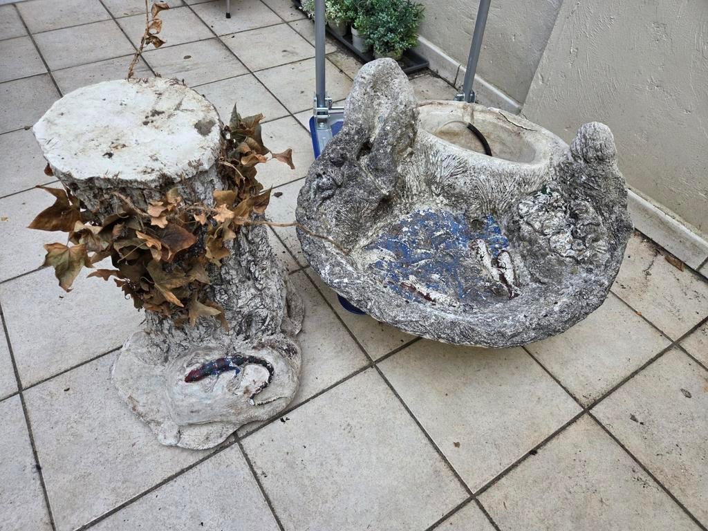 Oude betonnen waterornament op sokkel., Ophalen of Verzenden