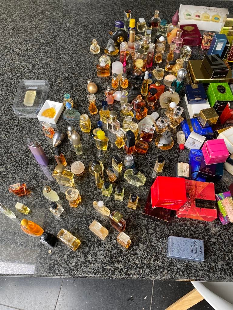 Mini parfum flesjes voor de echte verzamelaar, Verzamelen, Parfumverzamelingen, Ophalen, Zo goed als nieuw