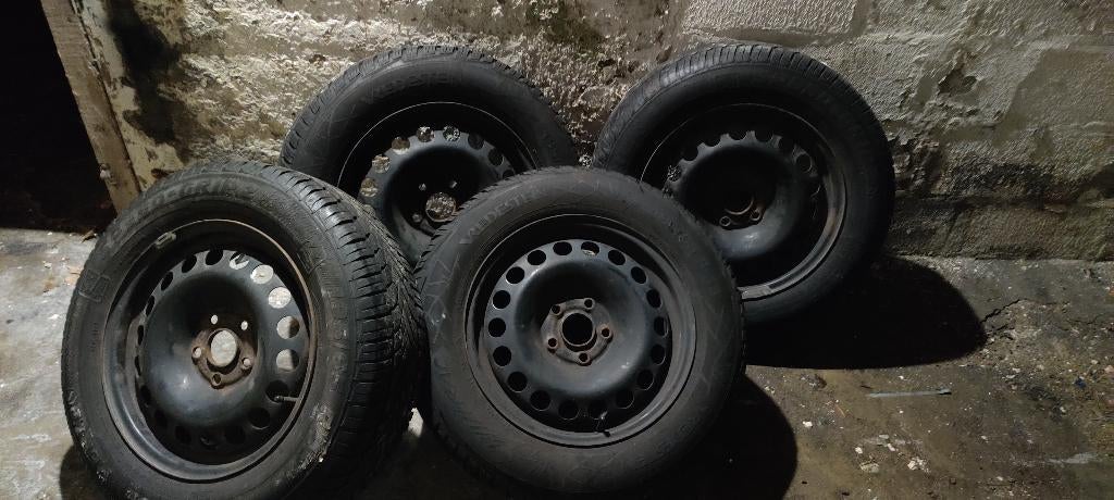 4 pneus hiver 195 65 R15 sur jantes opel 5x105, Autos : Pièces & Accessoires, Enlèvement, Pneus hiver, Pneu(s)