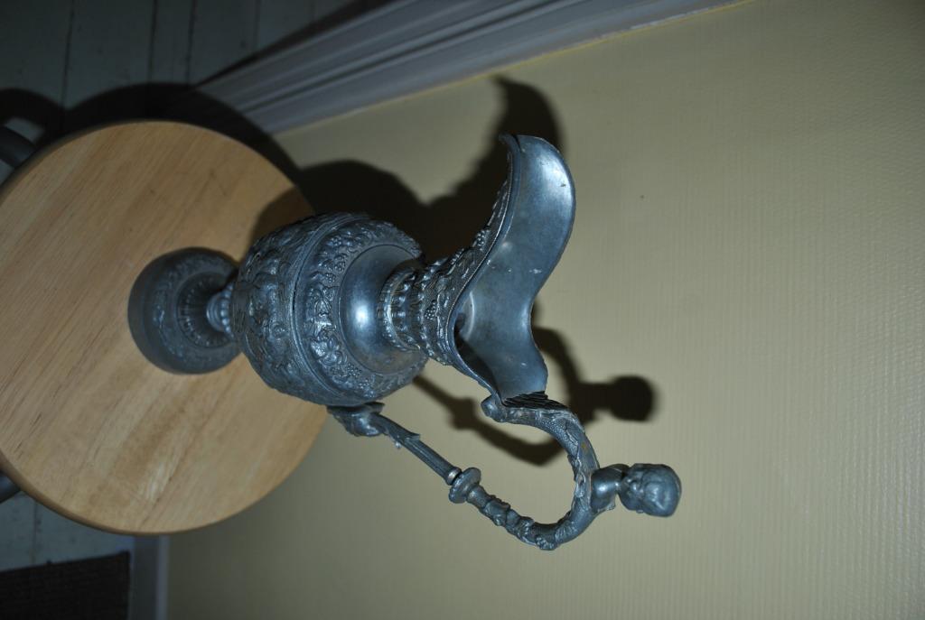 Carafe zamac Bon état Hauteur : 37 cm, Antiquités & Art, Antiquités | Étain, Envoi