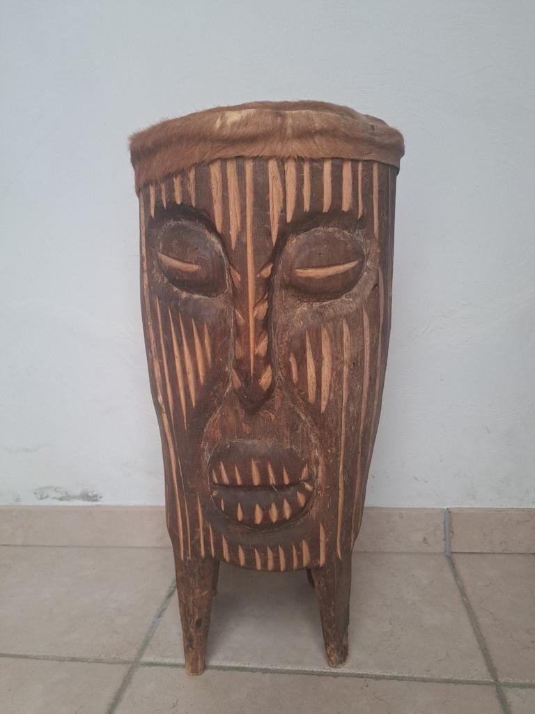 Djembé africain avec masque découpé, Enlèvement