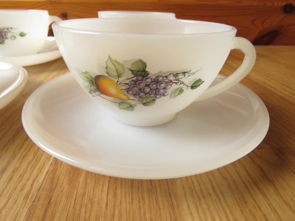 vintage arcopal 4 grandes tasses sous tasse Fruits de France, Huis en Inrichting, Ophalen of Verzenden, Gebruikt, Kop(pen) en/of Schotel(s)