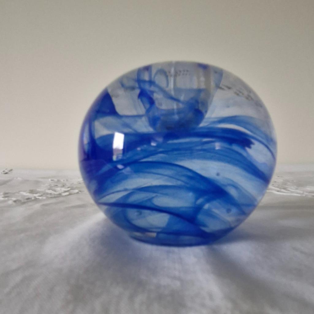 Kosta Boda blauw glazen kaarsenhouder/presse-papier, Antiek en Kunst, Kunst | Designobjecten, Ophalen of Verzenden