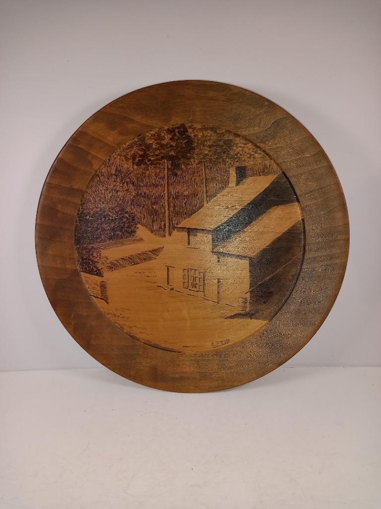Assiette décorative en bois - Loverval - M.Deregge, Assiettes(s), Enlèvement ou Envoi, Comme neuf, Autres matériaux